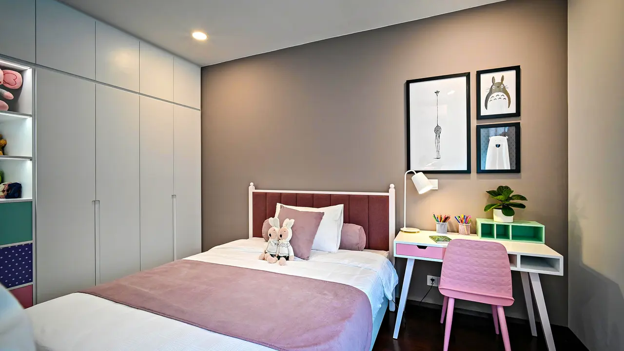 Desain kamar anak autisme harus disesuaikan dengan kepekaan dan sensitivitasnya terhadap warna maupun cahaya. Photo by Huy Nguyen on Unsplash