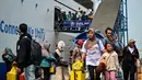 Para penumpang berjalan keluar untuk turun dari kapal di pelabuhan Perak, Surabaya, Jawa Timur pada Minggu 15 Maret 2026. Arus mudik di Pelabuhan Tanjung Perak, Surabaya, Jawa Timur, memasuki periode dengan jumlah penumpang yang signifikan. (JUNI KRISWANTO/AFP)