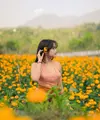 Fuji baru saja mengunggah potret dirinya di tengah ladang bunga warna orange yang indah. Bunga tersebut senada dengan warna kebaya yang ia kenakan. [@fuji_an]