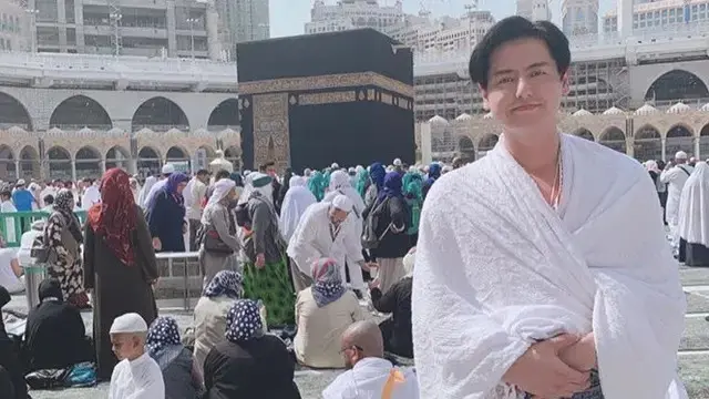 Jadi perjalanan spritiual, intip potret 6 artis mualaf yang jalani Ibadah umrah