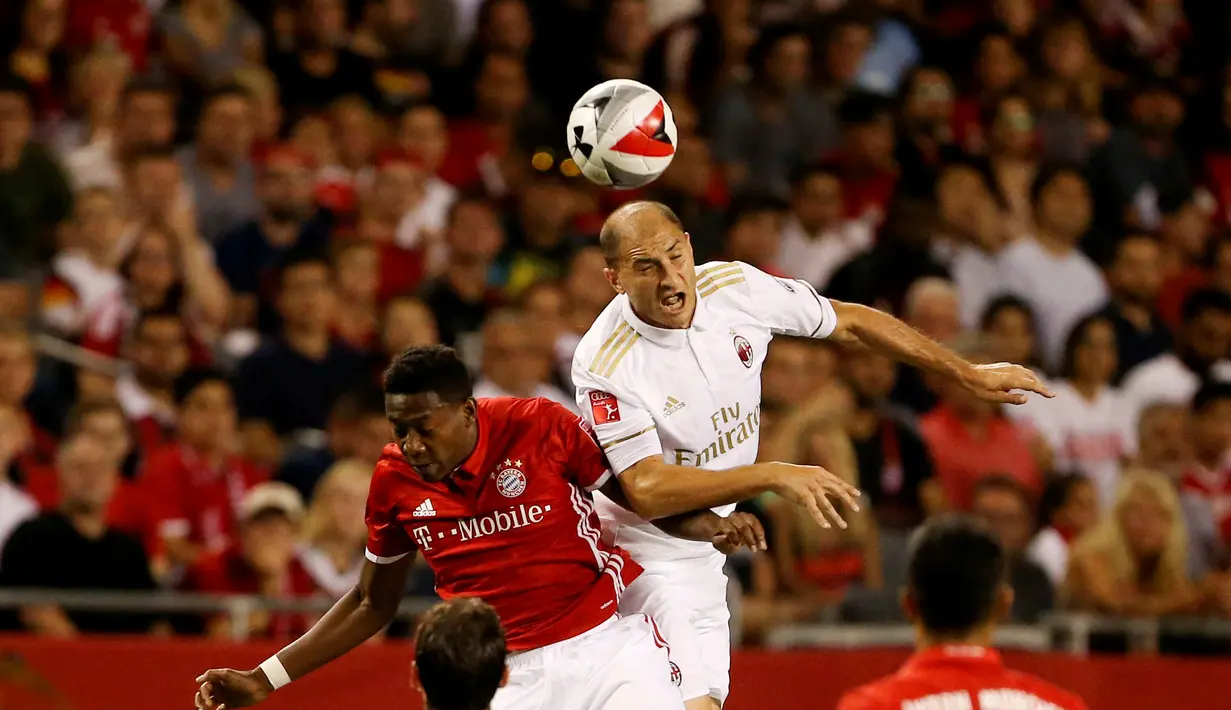 Pemain AC Milan, Gabriel Paletta, berduel dengan pemain Bayern Munchen, David Alaba, dalam International Champions Cup 2016 di Soldier Field, Chicago, Kamis (28/7/2016) pagi WIB. (AFP/Tasos Katopodis)