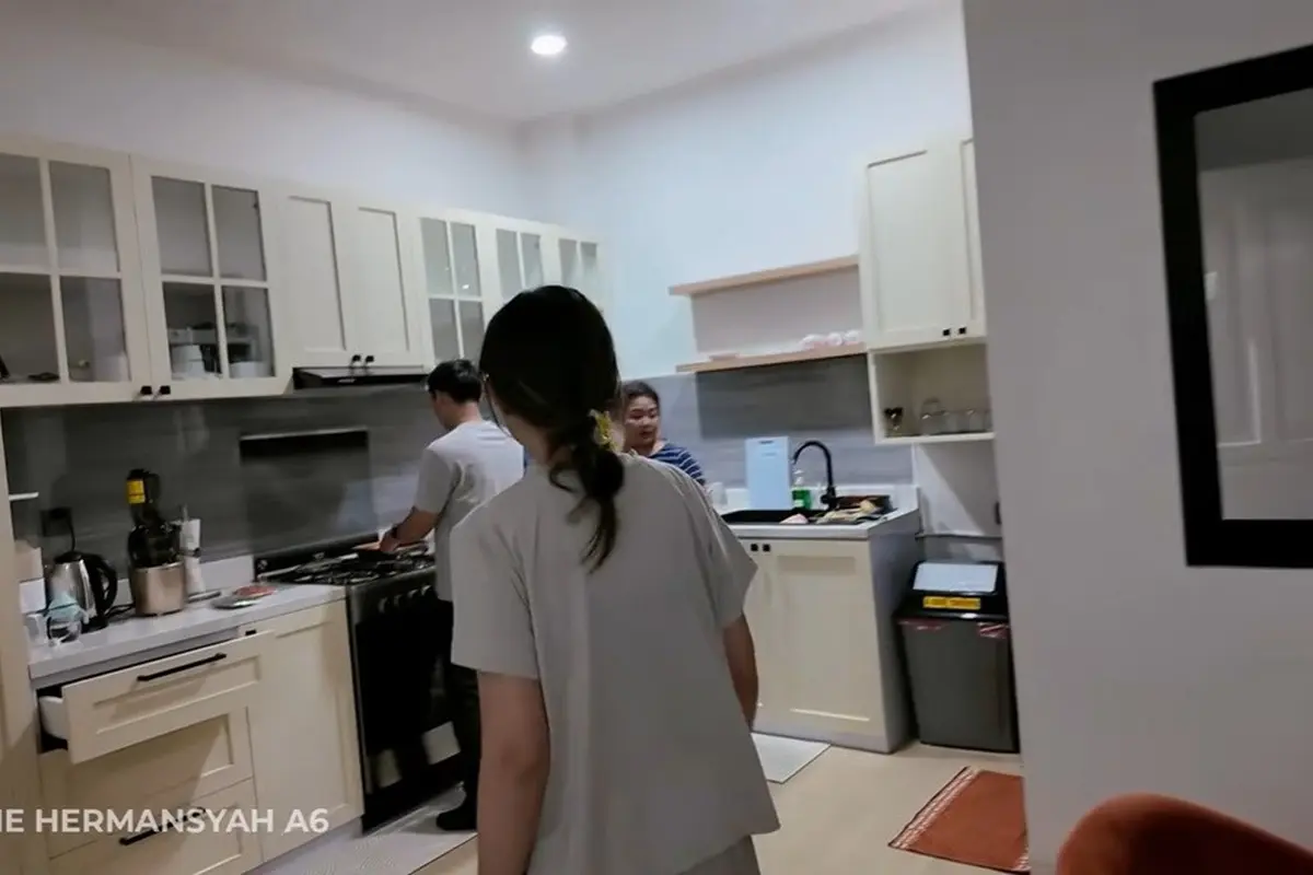 Potret Dapur Rumah Baru Sarah Menzel