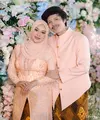 Jika Aurel selama ini favorit dengan warna ungu, untuk tema kebaya tedak sinten Ameena memakai nuansa salem dengan material lace dan tebaran payet yang cantik (Foto: Instagram @aurelie.hermansyah)