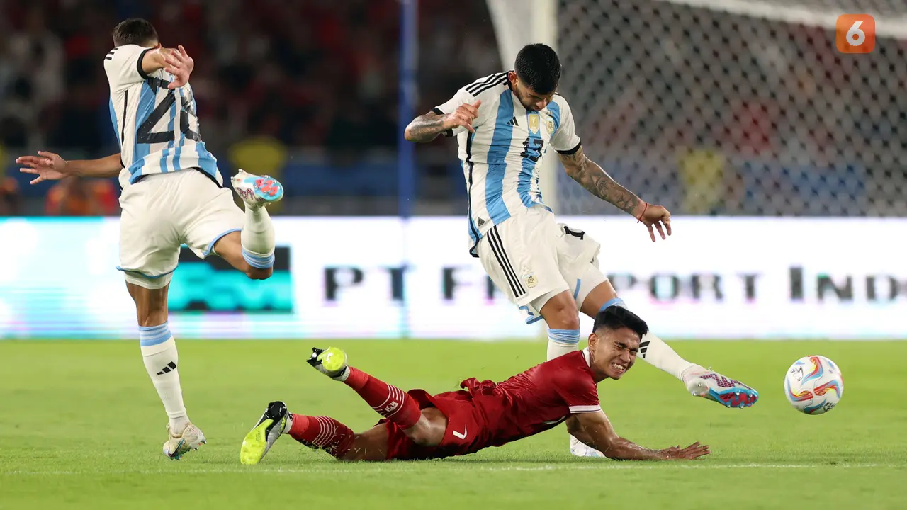 Foto: Aksi Jatuh Bangun Marselino Ferdinan saat Hadapi Argentina, Catatkan Statistik Apik hingga Dipuji Jurnalis Inggris