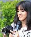 Ify Blink, tak hanya hobi bernyanyi tetapi juga menyukai fotografi. Hobi memotret yang melekat sejak SMP, pemilik nama asli Alyssa Saufika Umari ini kerap menjadikan tempat-tempat di Jakarta sebagai spot untuk berburu foto. (Adrian Putra/Bintang.com)