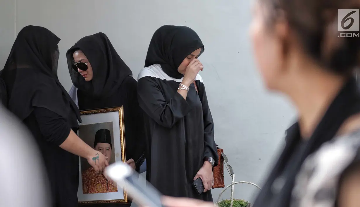 Kesedihan Olla Ramlan dan adiknya, Cynthia Ramlan di rumah duka sang ayahanda, Muhammad Ramlan, kawasan Pondok Indah, Jakarta Selatan, Selasa (5/6). Ayahanda Olla Ramlan tutup usia dalam perawatan di Rumah Sakit Pondok Indah. (Liputan6.com/Faizal Fanani)