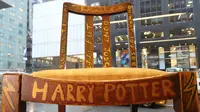 Kursi kayu yang dipakai JK Rowling saat menulis dua buku pertama Harry Potter dipajang di Heritage Auctions, New York, 4 April 2016. Kursi yang ditandatangani sang novelis itu dibuka dengan harga US$ 45 ribu (sekitar Rp 588,8 juta). (William EDWARDS/AFP)