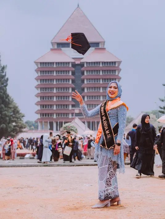"Selamat atas lulusnya mahasiswa pasca sarjana penerima beasiswa LPDP (Lulus Pake Dana Pribadi) Soleh Solihun Foundation yang pertama: @tettavalentia," tulis solehsolihun dalam unggahan 24 September. [Instagram/solehsolihun]