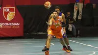 Pemain Pelita Jaya Jakarta, Adhi Prasetyo beraksi pada laga Indonesia Basket League di Jakarta, (1/12/2016). (Bola.com/Nicklas Hanoatubun)