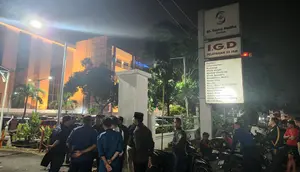 Sejumlah petugas DPKP Kota Depok sedang menunggu di area rumah sakit Sentra Medika, usai rekan kerjanya meninggal saat memadamkan api pada peristiwa kebakaran rumah potong hewan Pasar Cisalak, Depok. (Liputan.com/Dicky Agung Prihanto)