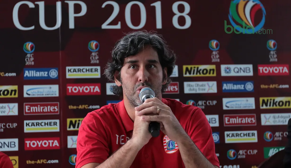 Pelatih Persija Jakarta, Stefano Teco (kanan) memberikan keterangan saat press conference Piala AFC 2018 di Hotel Grandika, Jakarta, (13/3/2018). Persija akan melawan Song Lam Nghe AN FC. (Bola.com/Nick Hanoatubun)