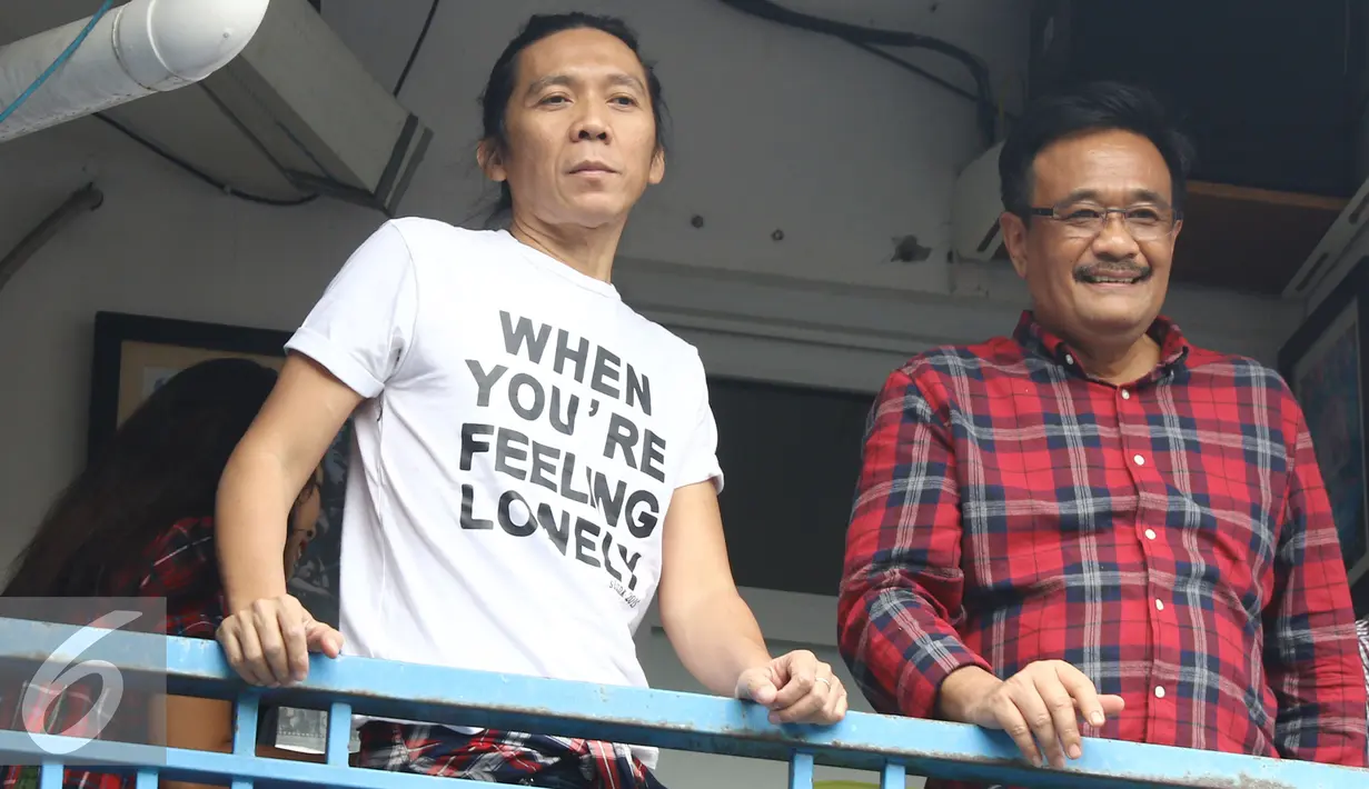 Djarot Saiful Hidayat bersama musisi Bimbim usai pertemuan tertutup dengan personil grup band Slank di markas Slank, Jakarta, Kamis (22/12/2016). Menurut Ahok, pertemuan tersebut hanya sebagai ajang silaturahmi. (Liputan6.com/Herman Zakharia)