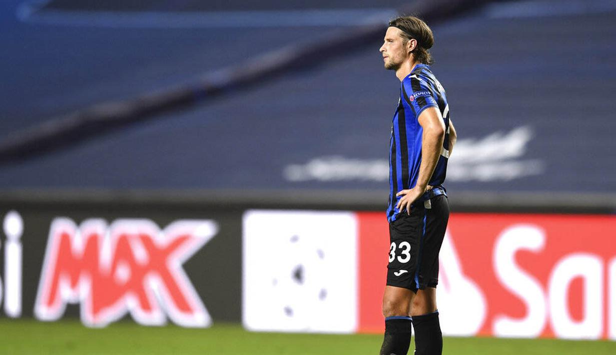 Pemain Atalanta, Hans Hateboer, tampak lesu usai ditaklukkan Paris Saint-Germain (PSG) pada laga perempat final Liga Champions di Stadion Da Luz, Rabu (12/8/2020). PSG menang 2-1 atas Atalanta. (David Ramos/Pool Photo via AP)