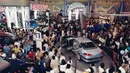 Gaikindo Auto Expo 2000 sangat padat dengan pengunjung. Peugeot 607 yang sangat langka di Indonesia tampil eksklusif di panggung booth Peugeot. (Source: gaikindo.or.id)