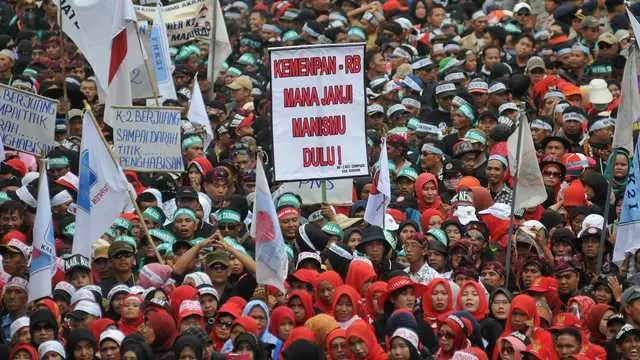 Ratusan guru honorer menggelar unjuk rasa di seputaran Monas dan Istana Kepresidenan. Mereka menuntut janji pemerintah yang akan mengangkat mereka sebagai Pegawai Negeri Sipil (PNS). 