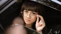 Bergaya vintage, pemeran Sasya Anak Langit ini menggunakan kacamata frame besar dengan nuansa retro. Penampilan semakin kece dengan rambut bob pendek.  (Liputan6.com/IG/@hanahaho)