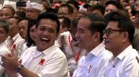 Bendahara Umum DPP Pro Jokowi (Projo) Panel Barus (kiri) bersama Presiden Jokowi dan Kepala KSP Moeldoko.(Istimewa)