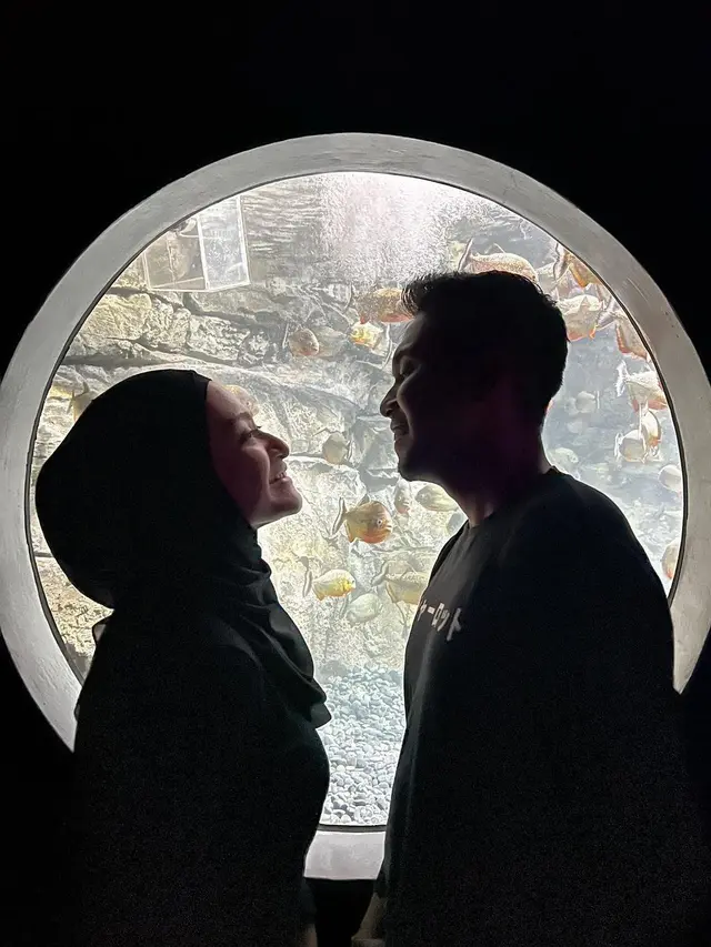 Nathalie Holscher dan Fariz Utama Kencan di Jakarta Aquarium