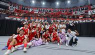 Para pemain Timnas Futsal Indonesia berfoto bersama setelah mengalahkan Jepang pada semifinal Piala Asia Futsal 2026 di Indonesia Arena, Jakarta, Kamis (5/2/2026). (Bola.com/Bagaskara Lazuardi)