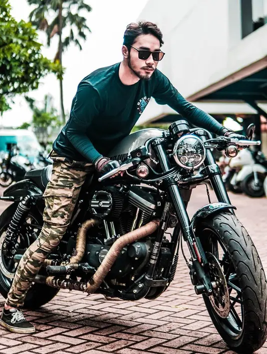 Memiliki hobi di bidang otomotif, khususnya motor gede. Kacamata hitam dengan frame besar menjadi andalan penunjang penampilan aktor sekaligus model tampan ini. (Liputan6.com/IG/@megantaraaa)