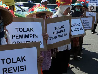 Massa membawa poster saat melakukan aksi menolak Revisi UU KPK di depan Gedung DPR/MPR RI, Jakarta, Rabu (11/9/2019). Mereka menyuarakan pro dan kontra terhadap revisi Undang-Undang Nomor 30 Tahun 2002 tentang Komisi Pemberantasan Tindak Pidana Korupsi. (Liputan6.com/Johan Tallo)