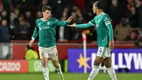 Bek Liverpool asal Hungaria #06, Milos Kerkez (kiri), merayakan gol bersama bek Liverpool asal Belanda #04, Virgil van Dijk (kanan), setelah mencetak gol pertama mereka untuk kemenangan 2-1 dalam pertandingan&nbsp;Premier League&nbsp;Inggris antara Brentford dan Liverpool di Stadion Komunitas Gtech, London, Minggu (26-10-2025) dini hari WIB. (Glyn KIRK/AFP)