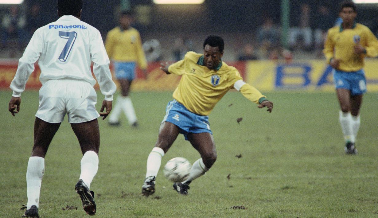 Pele sering dianggap sebagai pesepak bola terhebat yang pernah ada di dunia. Kemampuan kedua kakinya benar-benar menciptakan keajaiban. Hal tersebut terlihat dari jumlah golnya yang luar biasa. Pele tercatat sebagai pencetak gol terbanyak sepanjang masa Brasil. (AFP/Gerard Malie)