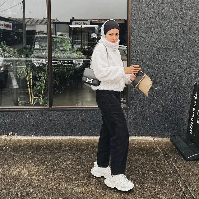 9 Hoodie Wanita Hijab yang Populer, Bikin Tampilan Jadi Stylish dan Modis