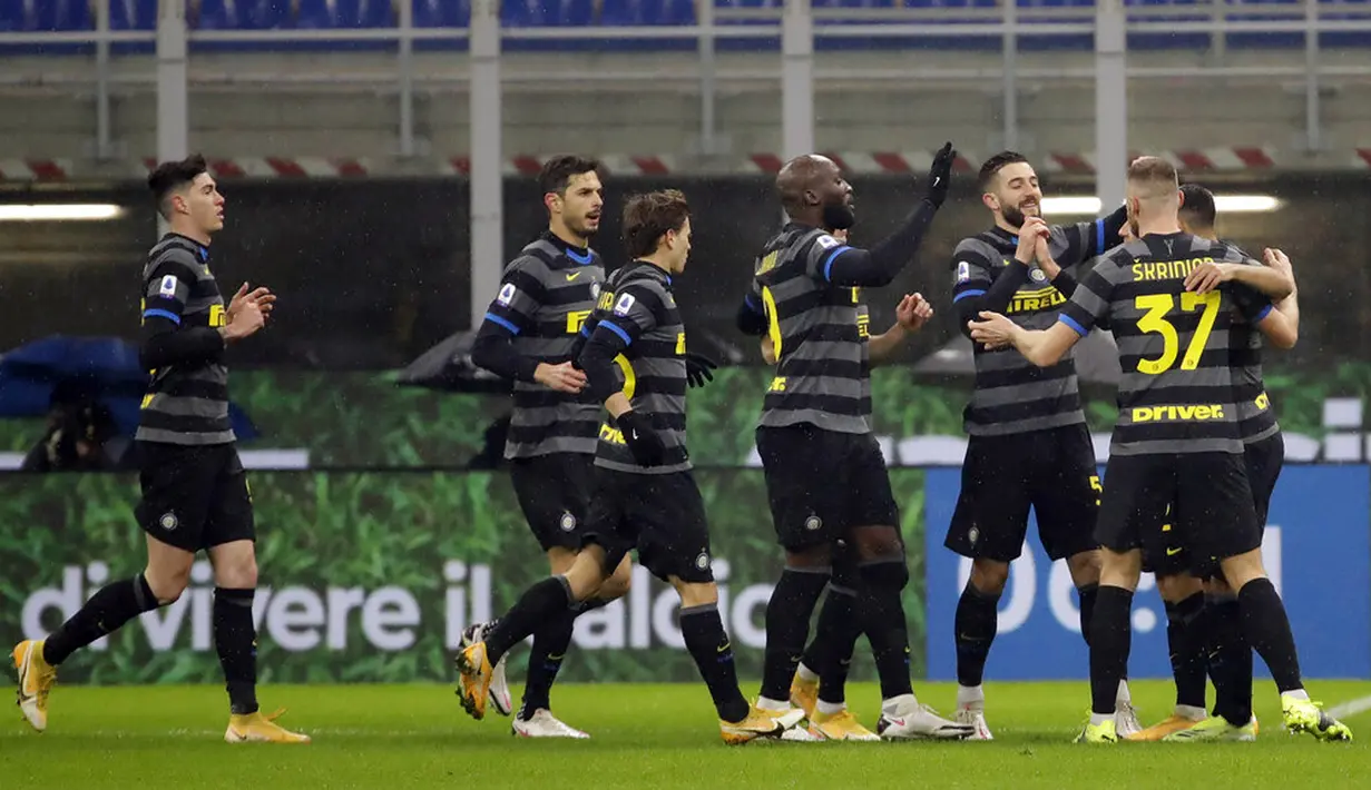 Para pemain Inter Milan merayakan gol melawan Benevento pada pertandingan Serie A Liga Italia di Stadion San Siro, Milan, Italia, Sabtu (30/1/2021). Inter Milan membantai Benevento 4-0. (AP Photo/Luca Bruno)