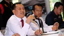 Direktur Wasdakim, Yurod Saleh memberi keterangan terkait pengamanan 32 WNA illegal dalam operasi pengawasan orang asing saat rilis di Ditjen Imigrasi, Jakarta, Jumat (13/1). Operasi digelar di kawasan Bogor dan Jakarta. (Liputan6.com/Helmi Fithriansyah)