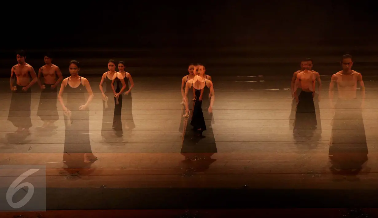 Penari mementaskan karya Melati Suryodarmo dalam pementasan berjudul Tomorrow as Purposed di Taman Ismail Marzuki, Jakarta, Selasa (1/11). Penampilan ini menjadi pentas pembuka helatan Indonesian Dance Festival (IDF) 2016. (Liputan6.com/Gempur M Surya)