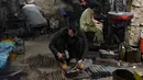 Para pembuat senjata bekerja di sebuah toko senjata di Darra Adamkhel, Pakistan, 14 Desember 2022. Selama beberapa dekade, militansi dan perdagangan narkoba di pegunungan sekitar Darra Adamkhel membuatnya mendapatkan reputasi sebagai titik jalan "wild west" antara Pakistan dan Afghanistan. (Abdul MAJEED/AFP)