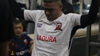 Penyerang asing Madura United, Cristian Gonzales tengah berlatih di gym. (twitter.com/maduraunitedfc)