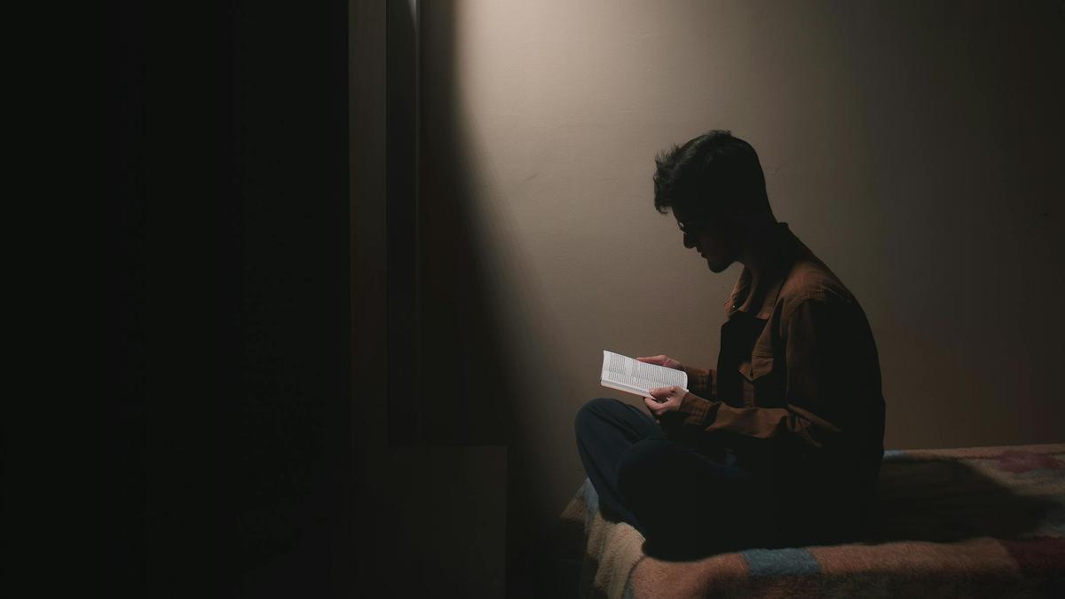5 Manfaat Membaca Buku di Pagi Hari agar Tenang dan Cocok sebagai Ritual Pagi