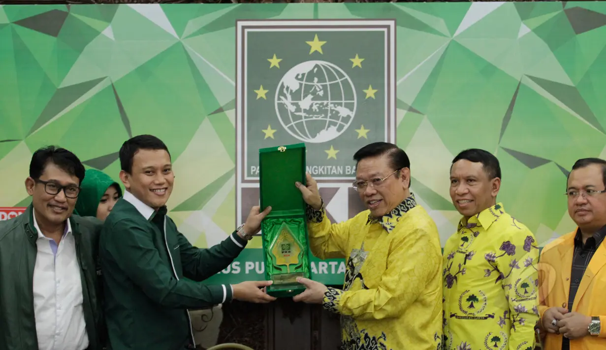 Pengurus PKB memberikan cinderamata kepada Partai golkar Munas Ancol atas kunjungan Safari politik mereka ke  ke DPP PKB, Jalan Raden Saleh, Jakarta. Rabu (18/3/2015). (Liputan6.com/Johan Tallo)