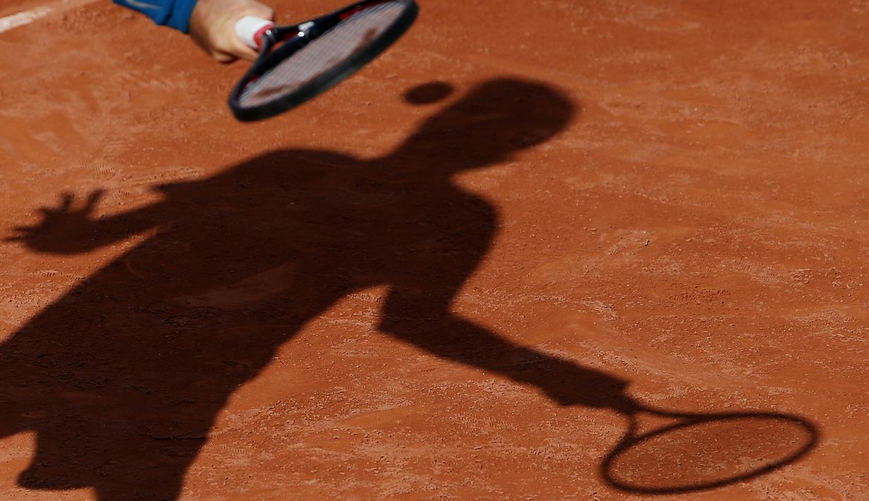 Bayangan petenis Amerika Serikat, Jared Donaldson mengembalikan bola saat melawan petenis Bulgaria, Grigor Dimitrov pada ajang Prancis Terbuka 2018 di Roland Garros stadium, Paris, France, (30/5/2018).  (AP/Thibault Camus)