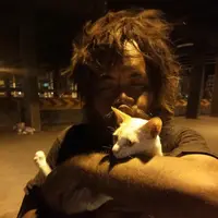 Cuma untuk memberi makan kucing jalanan, seorang tuna wisma berjualan jeruk nipis. | Sumber Foto: lovemeow.com