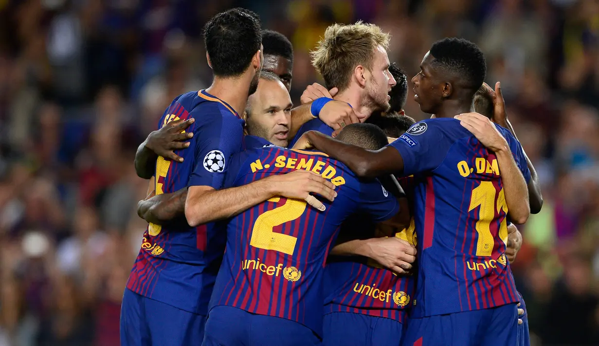 Pemain Barcelona merayakan gol Ivan Rakitic ke gawang Juventus pada babak penyisihan Grup D Liga Champions di Camp Nou, Selasa (13/9). Tiga gol kemenangan Barcelona atas Juventus ditorehkan oleh Lionel Messi dan Rakitic. (AFP PHOTO/ Josep LAGO)