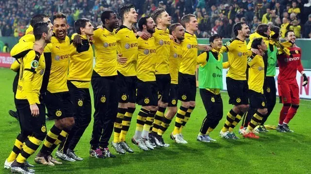 Para pemain Borussia Dortmund merayakan kemenangan atas Frankfurt dengan menyanyikan lagu jingle bells bersama para suporter.