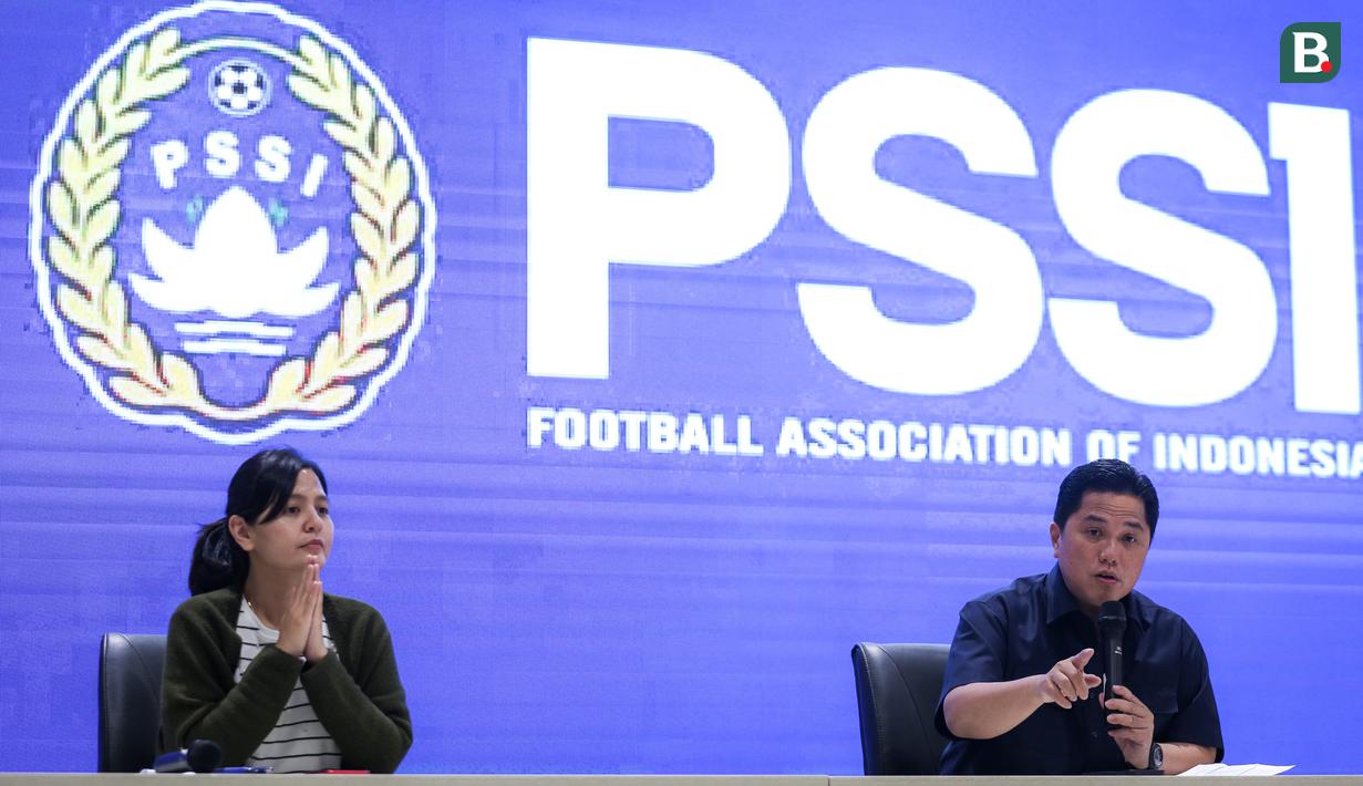 <p>Ketua Umum PSSI, Erick Thohir (kanan) memberikan keterangan di samping Wakil Ketua Umum PSSI, Ratu Tisha pada konferensi pers Keputusan Bersama Sarasehan Sepak Bola Indonesia yang berlangsung di GBK Arena, Jakarta, Minggu (05/03/2023). (Bola.com/Bagaskara Lazuardi)</p>