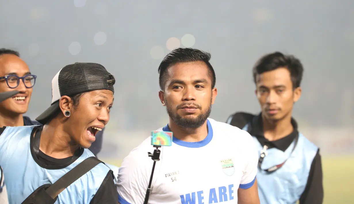 Seorang Suporter melakukan foto selfie bersama Pemain Persib Bandung Zulham Zamrun pada Final Piala Presiden 2015 di Stadion Gelora Bung Karno, Jakarta,Minggu (18/10/2015). (Bola.com/Nicklas Hanoatubun)