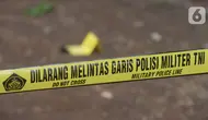 Petugas memasang garis pembatas polisi (police line) di area ledakan sekitar Monumen Nasional (Monas), Jakarta, Selasa (3/12/2019). Dalam ledakan itu dua anggota TNI menjadi korban dan mengalami luka. (merdeka.com/Imam Buhori)