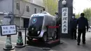 Petugas memeriksa mobil pengiriman tanpa awak di Institut Teknologi Beijing, Beijing, China, Senin (6/4/2020). Mobil pengiriman tanpa awak berteknologi 5G ini juga mampu mengenali informasi wajah dan melakukan pengiriman tanpa bersentuhan. (Xinhua/Ren Chao)