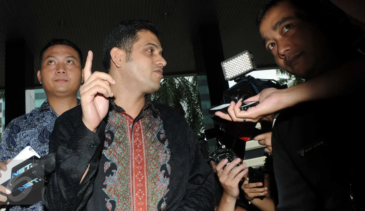 Terpidana korupsi Wisma Atlet Muhammad Nazaruddin tiba di Gedung KPK, Jakarta, Jumat (5/2). Nazar membeberkan keterlibatan mantan Menteri PDT dan Transmigrasi Marwan Jafar dan Asisten Deputi Standarisasi Kemenpora Muhaimin. (Liputan6.com/Helmi Afandi)
