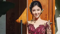 Menggunakan kebaya modern berwarna merah-ungu, gaya Putu Ayu Saraswati ini pun terlihat begitu anggun. Wanita kelahiran 6 Juli 1997 ini bahkan memakai riasan cukup sederhana meski tengah memakai kebaya. (Liputan6.com/IG/@ayusarasw)