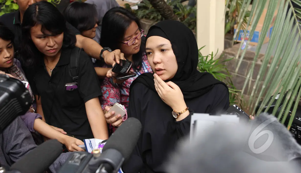 Nabila Masyiana anak Didi Widiatmoko alias Didi Petet memberikan keterangan kepada wartawan sembari terisak di rumah duka di kawasan Ciputat, Tangsel, Jumat (15/5/2015). Didi Petet meninggal di usia 58 tahun. (Liputan6.com/Helmi Afandi)