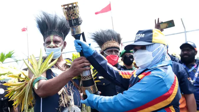 Foto: Diarak Keliling Kota, Api PON XX Papua Tiba di Merauke