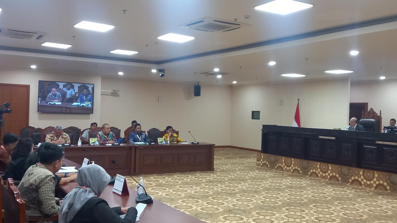 Majelis Kehormatan Mahkamah Konstitusi atau MKMK menggelar sidang dugaan pelanggaran kode etik terhadap Ketua MK Anwar Usman.