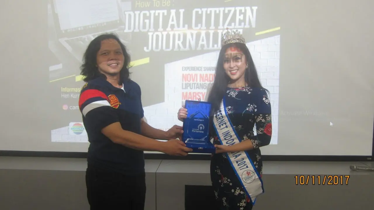 Penyerahan Plakat kepada Miss Internet 2017 di Acara CJA Goes To Campus