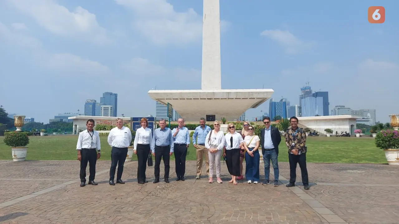 Anggota dari Delegasi Uni Eropa Marian-Jan Marinescu (Romania), Elzbieta Katarzyna Lukacijwwska, Magdalena Adamowiz, Kosma Zlotowski (Polandia), Vera Tax (Belanda), Nichola Danti, Annalisa Tardino (Italia), tiba di monas (Liputan6.com/ Linda Sapira)